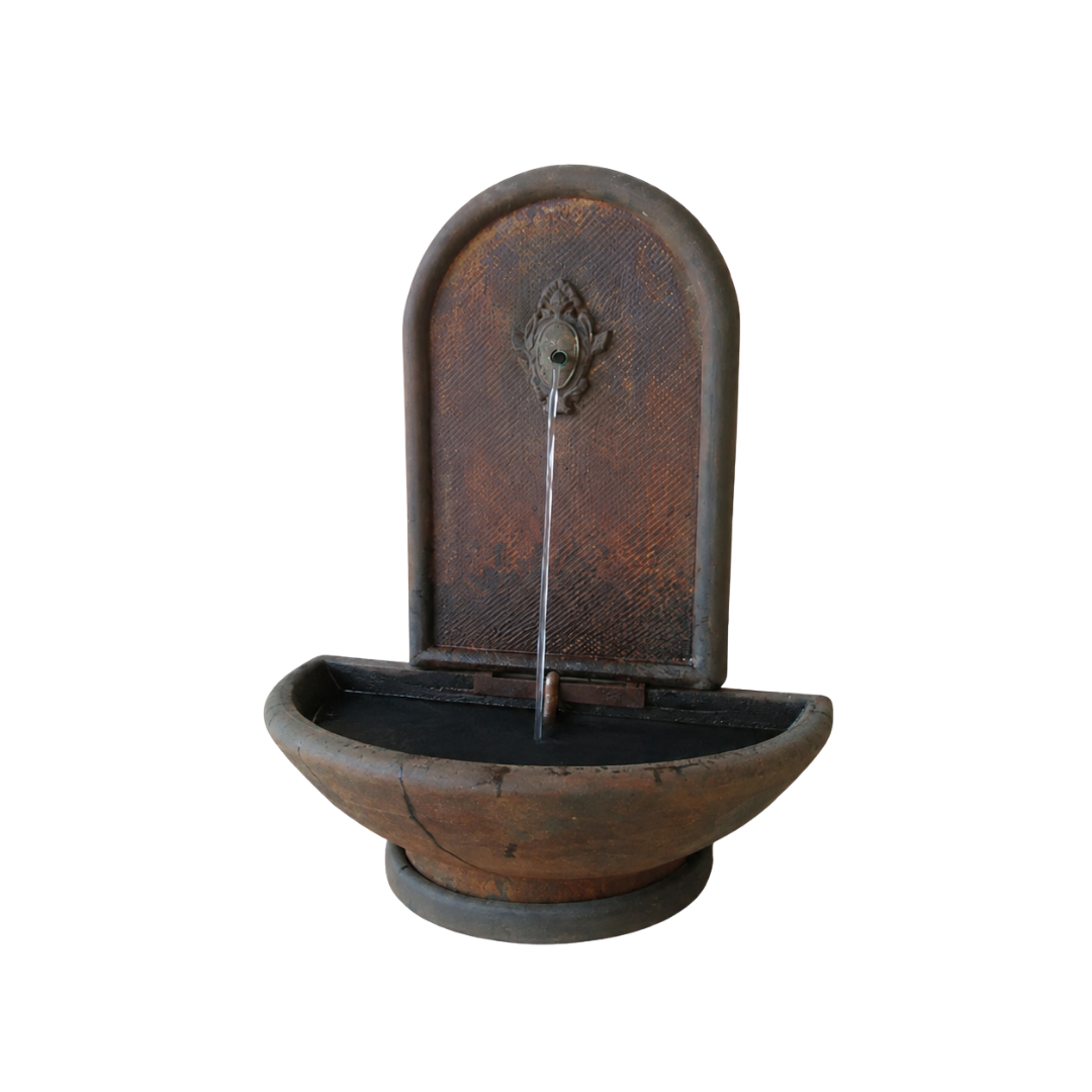 Classical lightweight rust wall-mounted water feature for gardens, patios, courtyards and outdoor decorative spaces