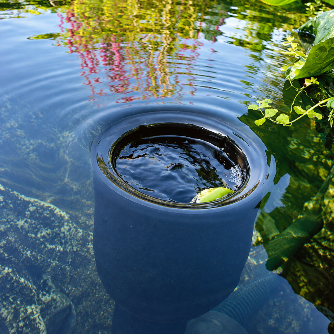 Mechanical pond leaf skimmer with telescopic floating suction head, removable debris basket and 20–40mm connection for ponds up to 25 square metres